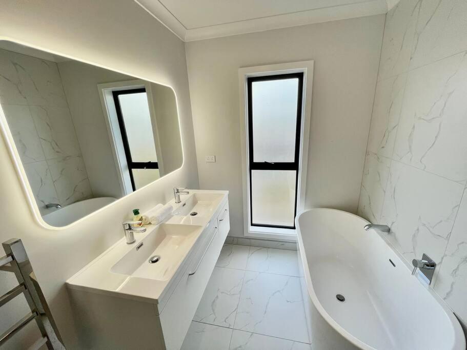 Morden Spacious New House Hamilton Luaran gambar